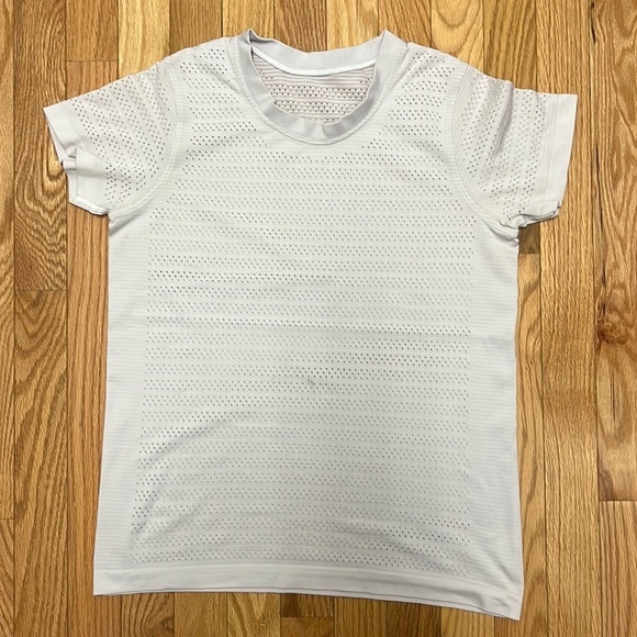 LULULEMON Perforated Mesh Lightweight Women's Active T-Shirt - Picture 1 of 5
